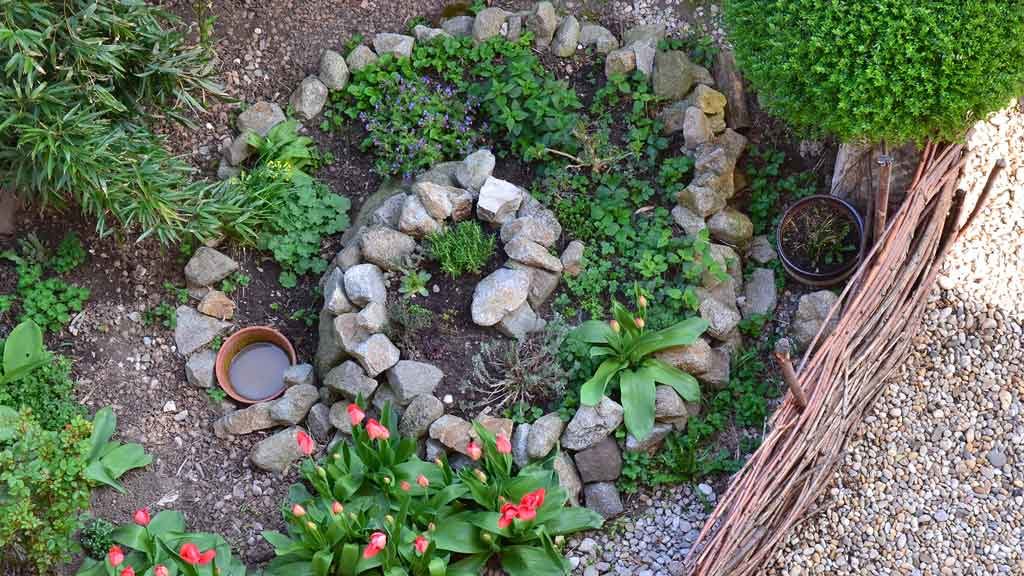 Garten-Fibel - Magazin - selbst gebaute Kräuterspirale aus Steinen