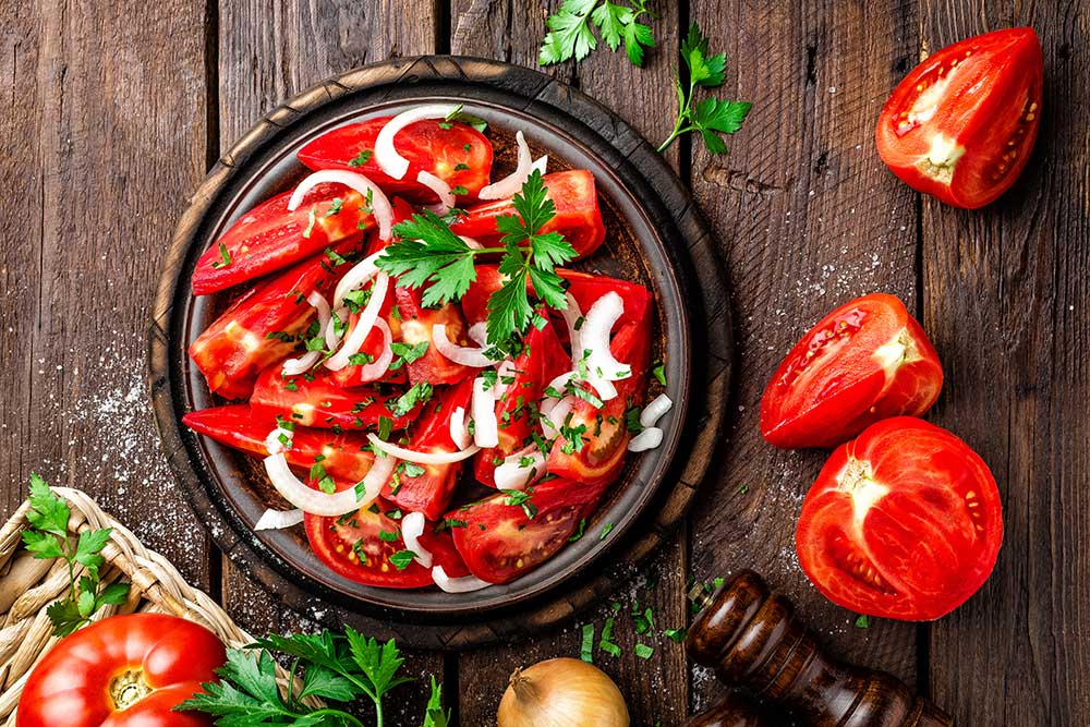 Wohlschmeckender frischer Tomatensalat mit Zwiebeln und Kräutern